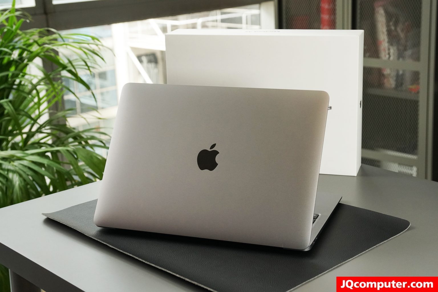 MacBook Air (13-inch, M1, 2020) - Image 2