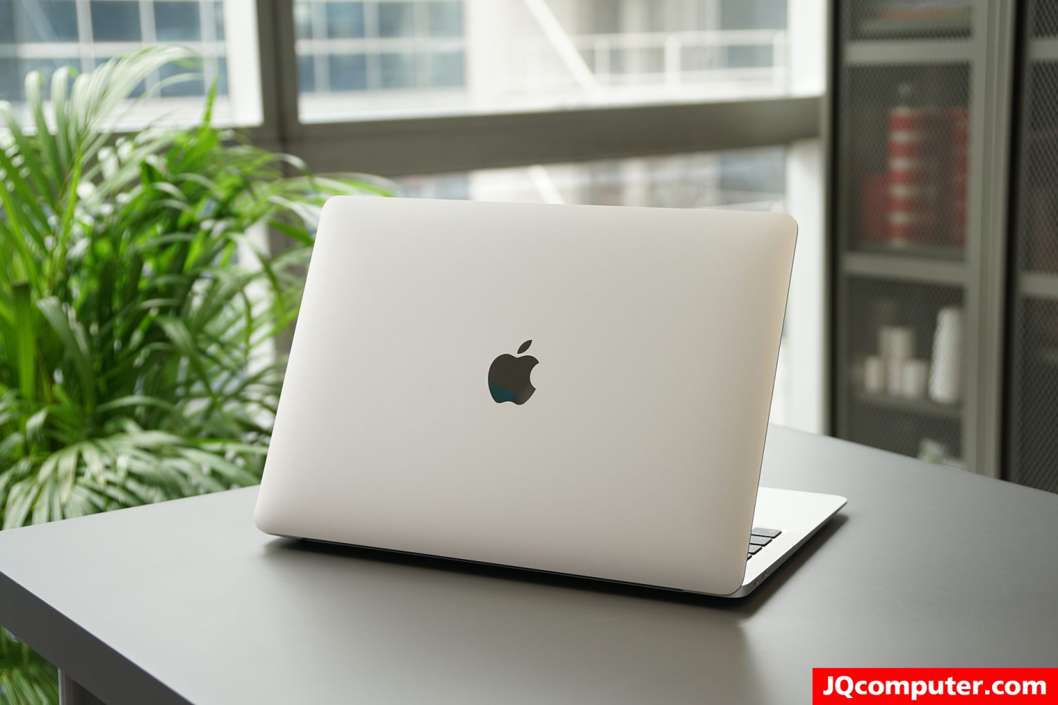 MacBook Air (13-inch, M1, 2020) - Image 2