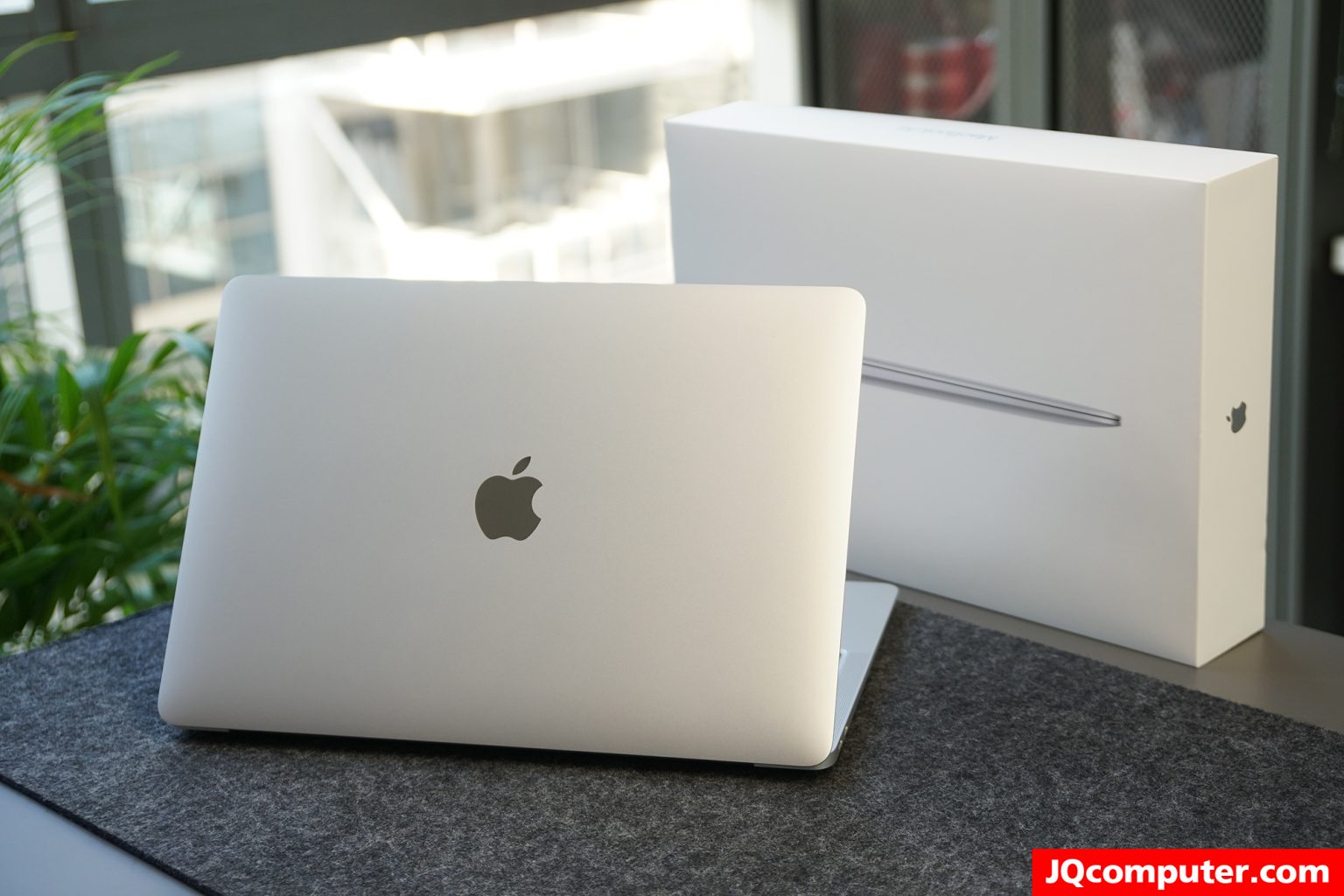 MacBook Air (13-inch, M1, 2020) - Image 2