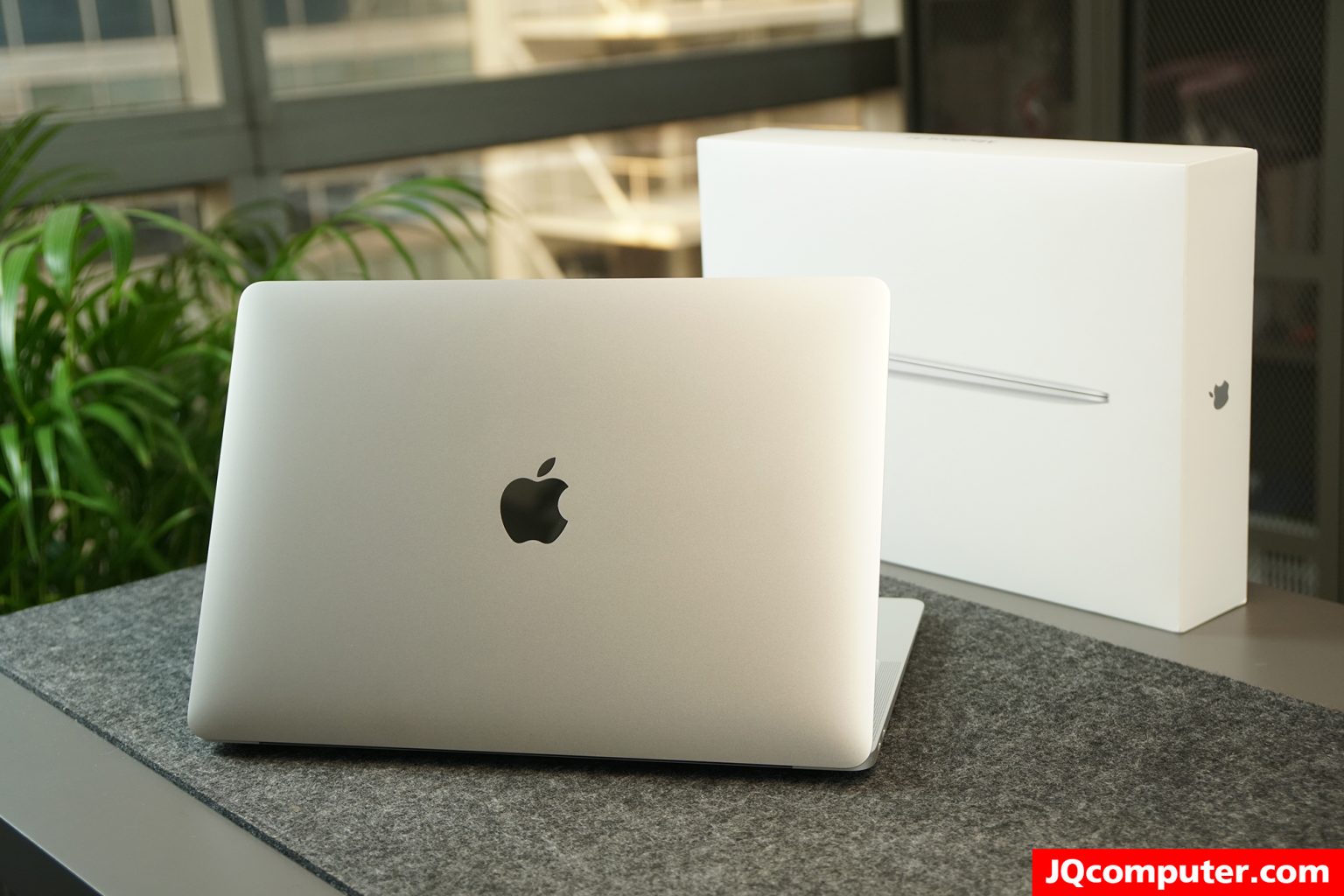 MacBook Air (13-inch, M1, 2020) - Image 2