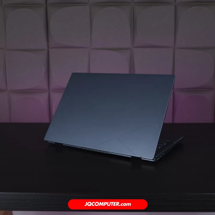 Alternative view of Asus ZenBook Duo OLED