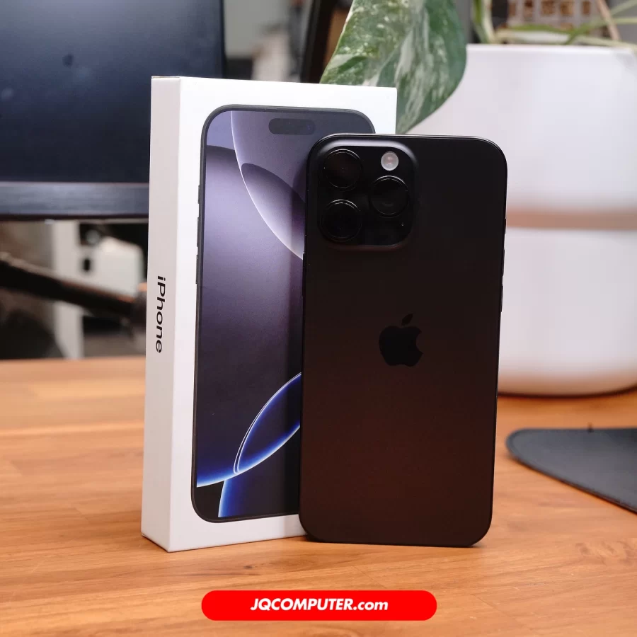 Alternative view of iPhone 16 Pro Max